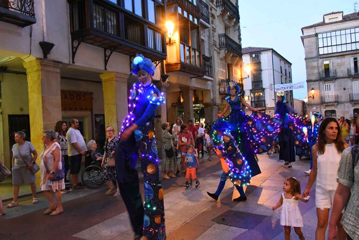 El pasacalles "Cosmos" transporta en Soria a universo de luces LED y vestuarios galácticos