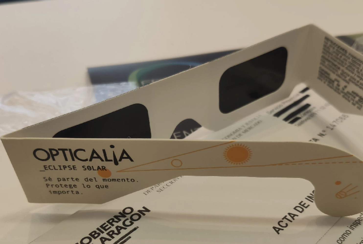 Ordenan retirar seis modelos de gafas para eclipse solar por riesgo de lesiones oculares