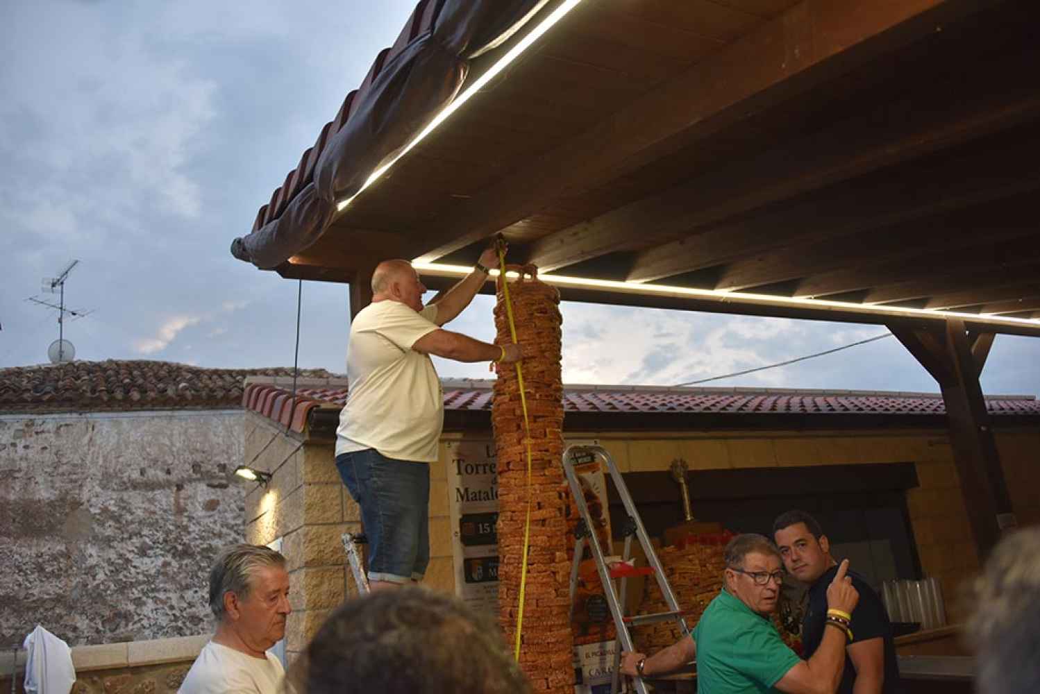 Matalebreras bate de neuvo récord de altura de una torre de torreznos