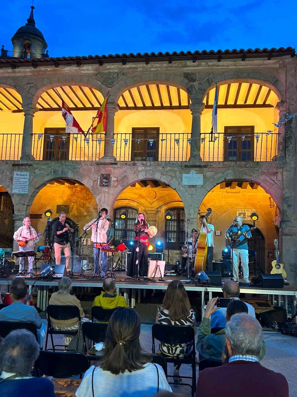 Carrión Folk presenta su último disco en plaza Mayor de Medinaceli