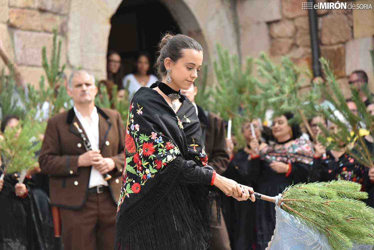 Las mujeres protagonizan La Pinochada, en Vinuesa, con la participación de 345 piñorras