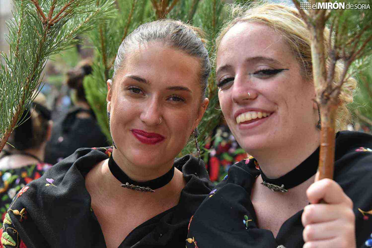 Las mujeres protagonizan La Pinochada, en Vinuesa, con la participación de 345 piñorras