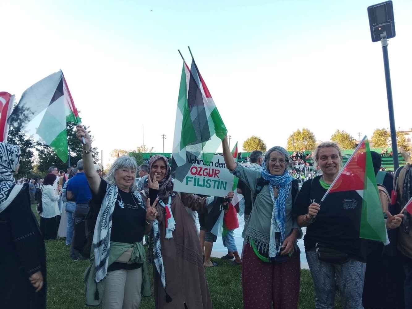 Una soriana retenida en puesto fronterizo con Irak en convoy civil humanitario a Palestina