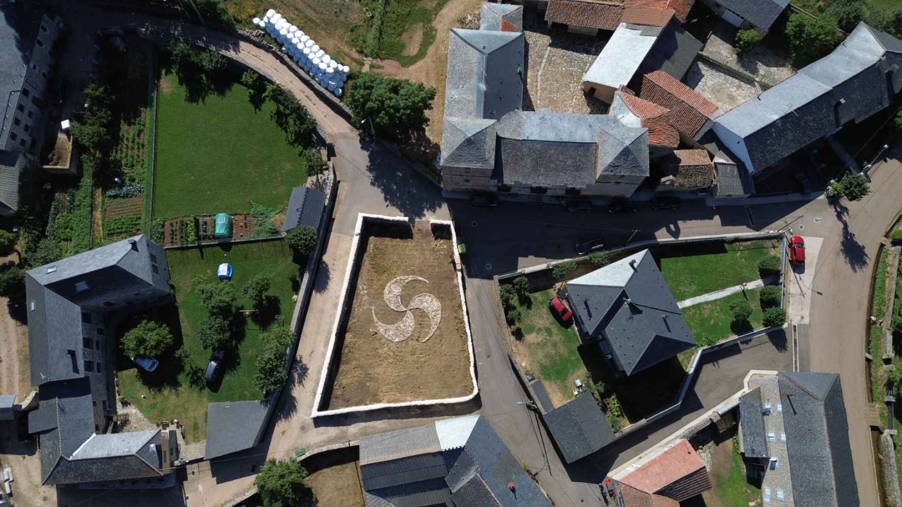 Oncala realiza trisquel con 300 kilos de lana y diez metros de diámetro 