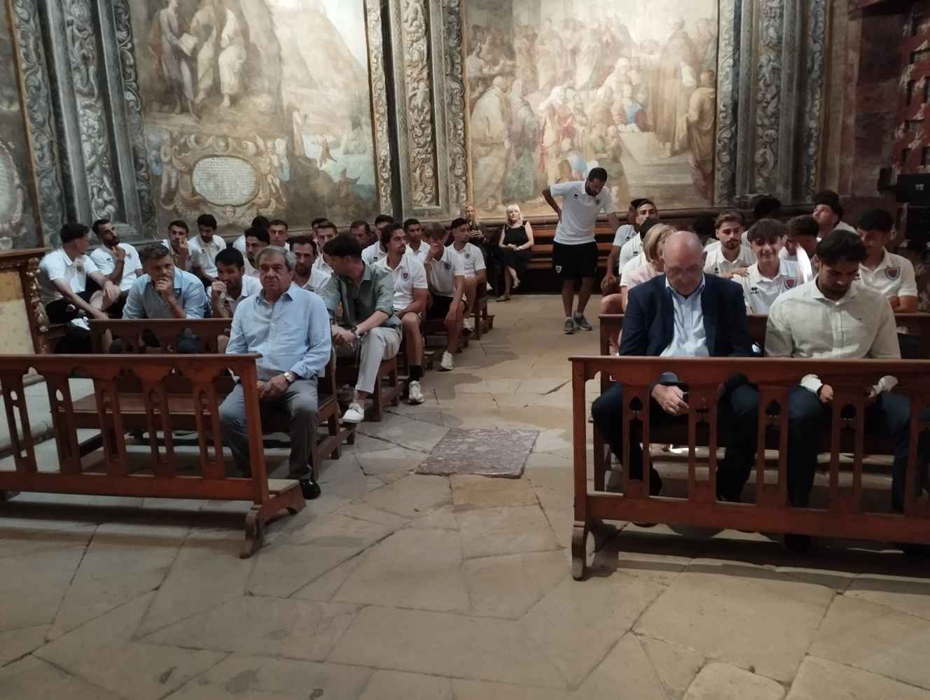 La plantilla del Numancia asiste misa en la ermita de San Saturio