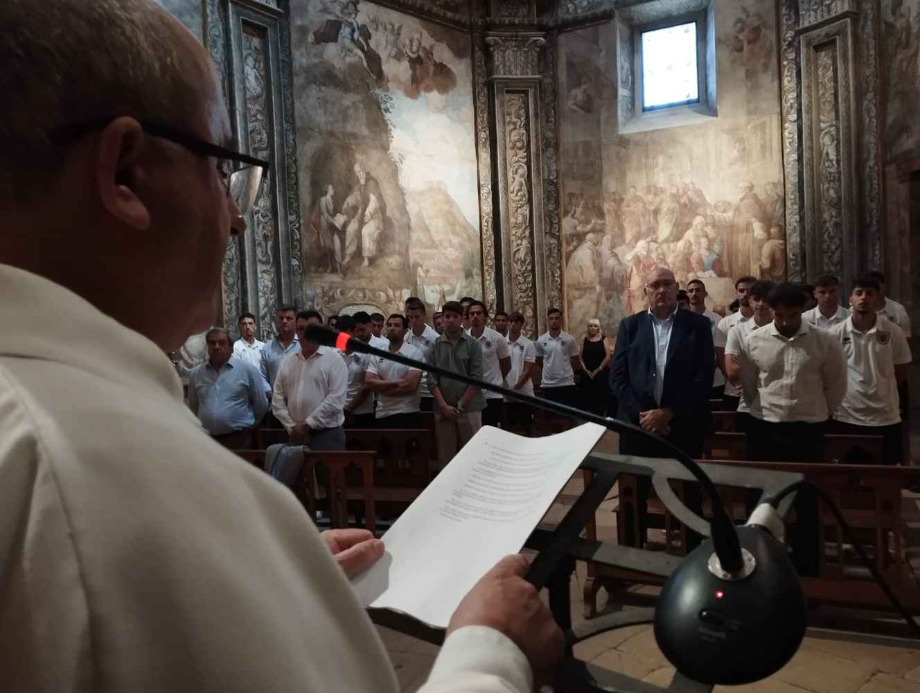 La plantilla del Numancia asiste misa en la ermita de San Saturio