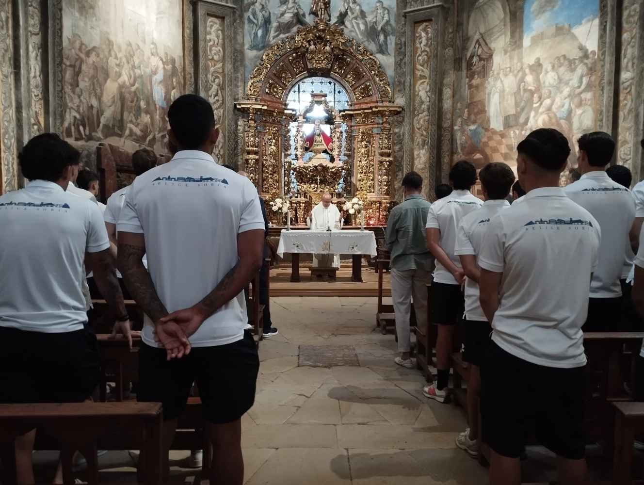 La plantilla del Numancia asiste misa en la ermita de San Saturio