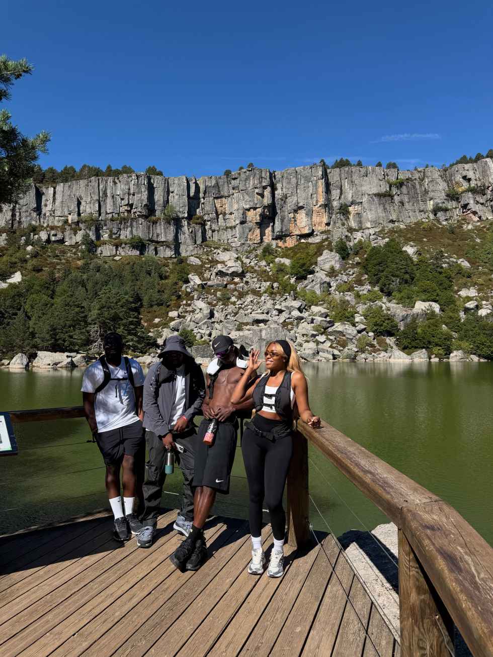El futbolista madridista Camavinga visita la Laguna Negra de Urbión