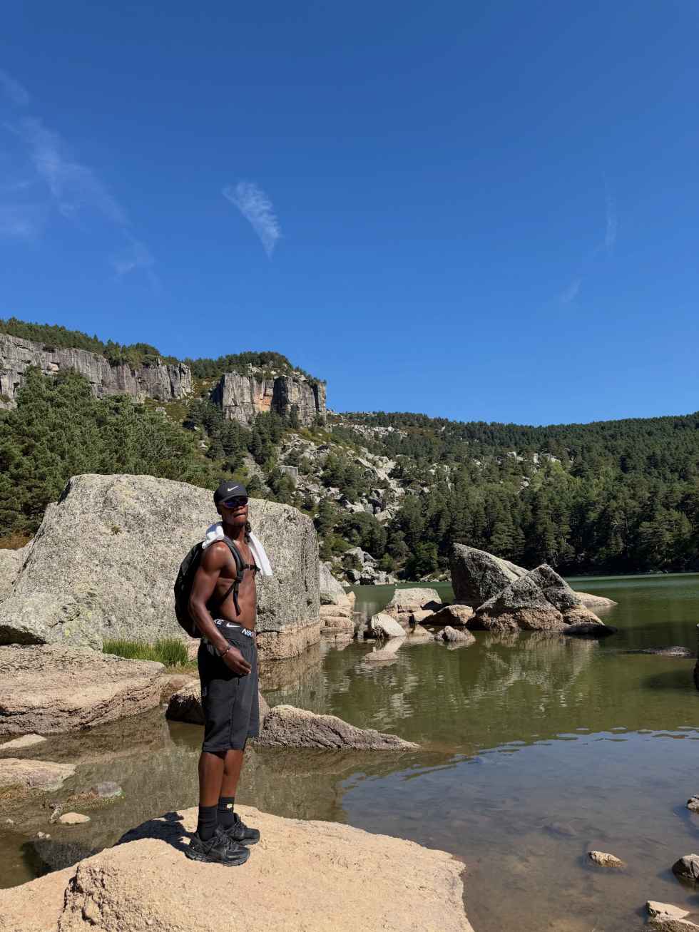 El futbolista madridista Camavinga visita la Laguna Negra de Urbión