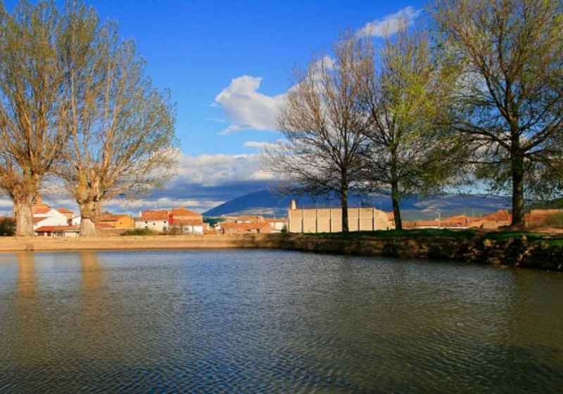 Doble cita deportiva en Matalebreras con cross popular y frontenis