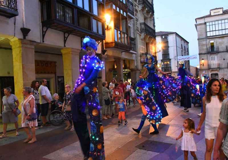 El pasacalles "Cosmos" transporta en Soria a universo de luces LED y vestuarios galácticos
