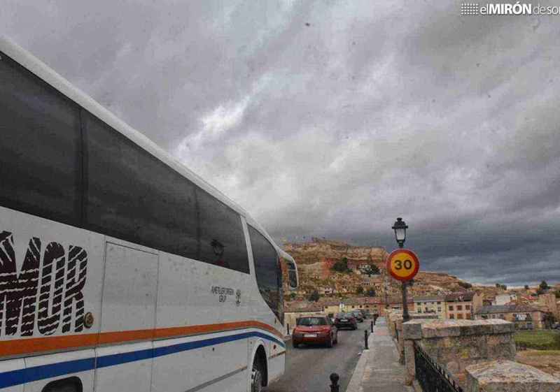 San Esteban de Gormaz pide medidas urgentes para regular tráfico en puente medieval