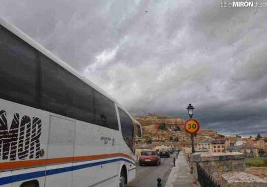 San Esteban de Gormaz pide medidas urgentes para regular tráfico en puente medieval