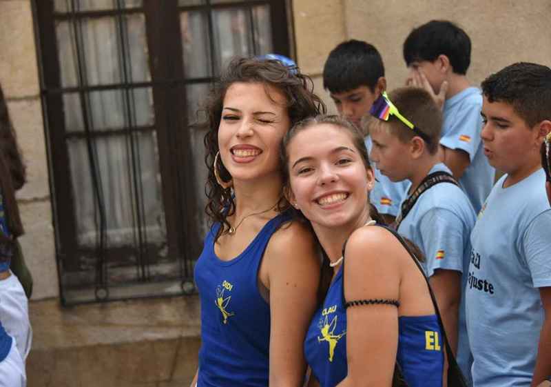 Desfile de peñas en inicio de fiestas patronales de Vinuesa