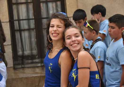 Desfile de peñas en inicio de fiestas patronales de Vinuesa