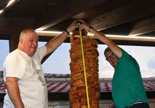 Matalebreras lo vuelve a hacer: récord del mundo de torre de torreznos de Soria