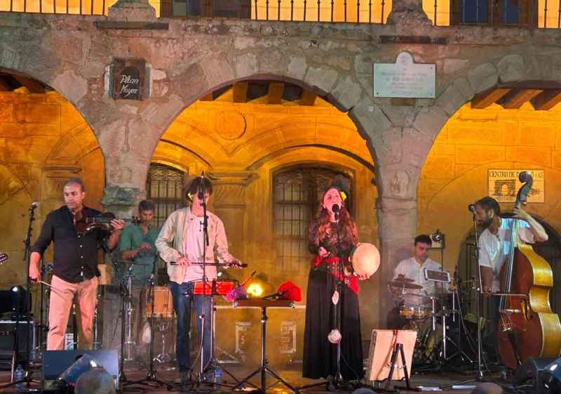 Carrión Folk presenta su último disco en plaza Mayor de Medinaceli