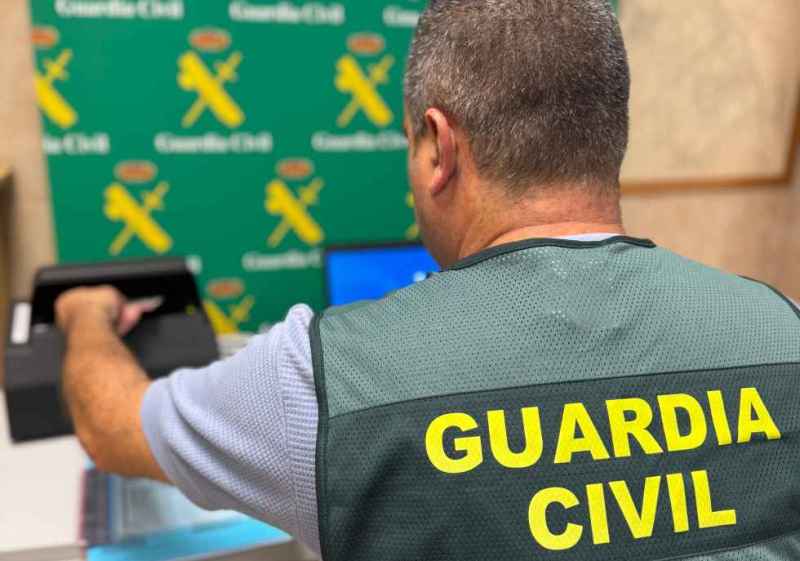 La Guardia Civil investiga a conductor por circular con permiso falso