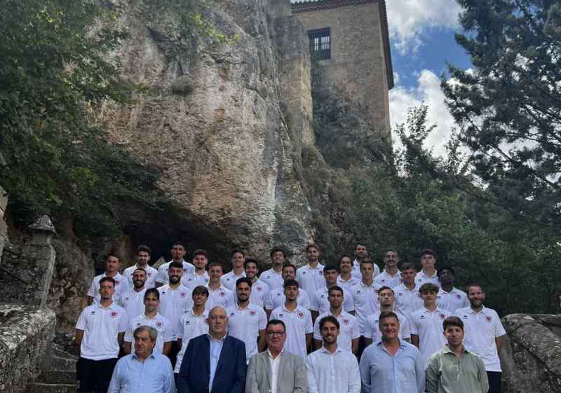 La plantilla del Numancia asiste misa en la ermita de San Saturio