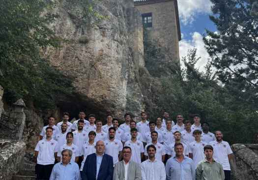 La plantilla del Numancia asiste misa en la ermita de San Saturio