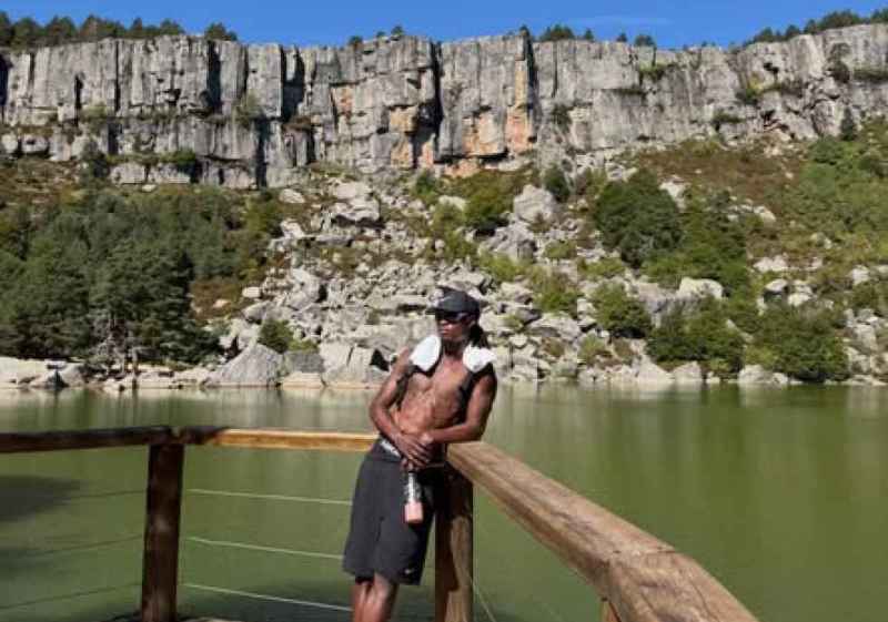 El futbolista madridista Camavinga visita la Laguna Negra de Urbión