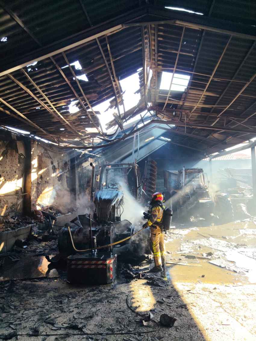 Bomberos de Diputación sofocan incendio en nave agrícola en Alcubilla del Marqués