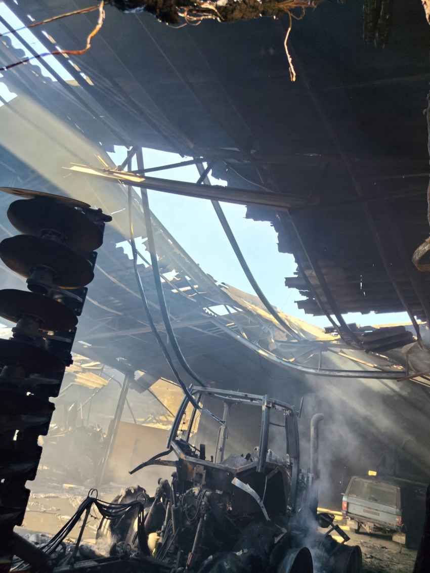 Bomberos de Diputación sofocan incendio en nave agrícola en Alcubilla del Marqués
