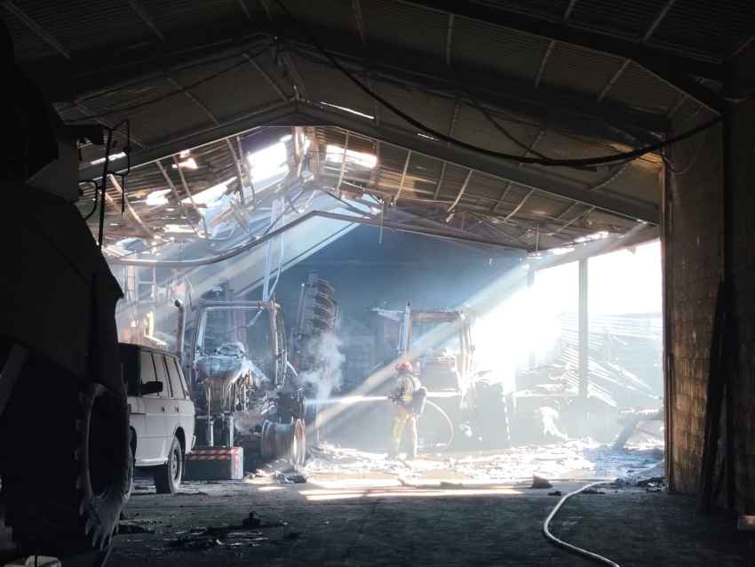 Bomberos de Diputación sofocan incendio en nave agrícola en Alcubilla del Marqués