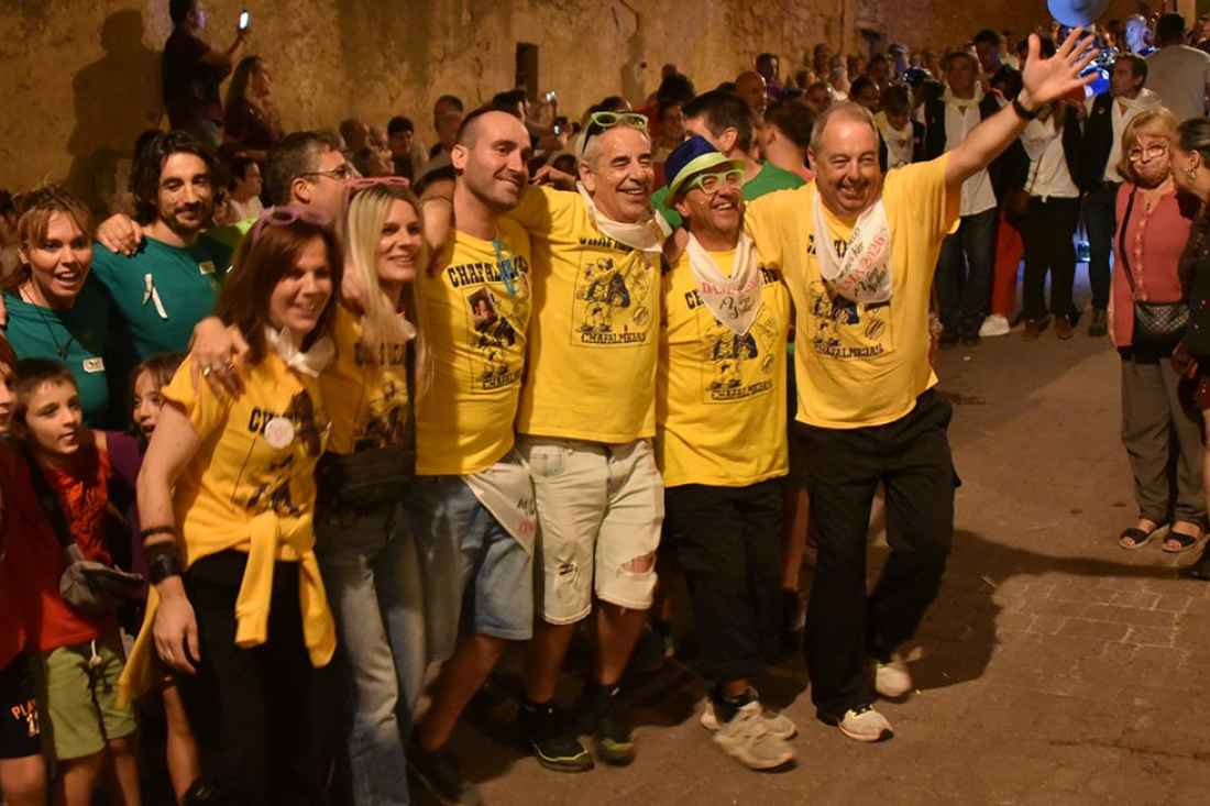 Las peñas animan la Bajada del Rivero en las fiestas de San Esteban