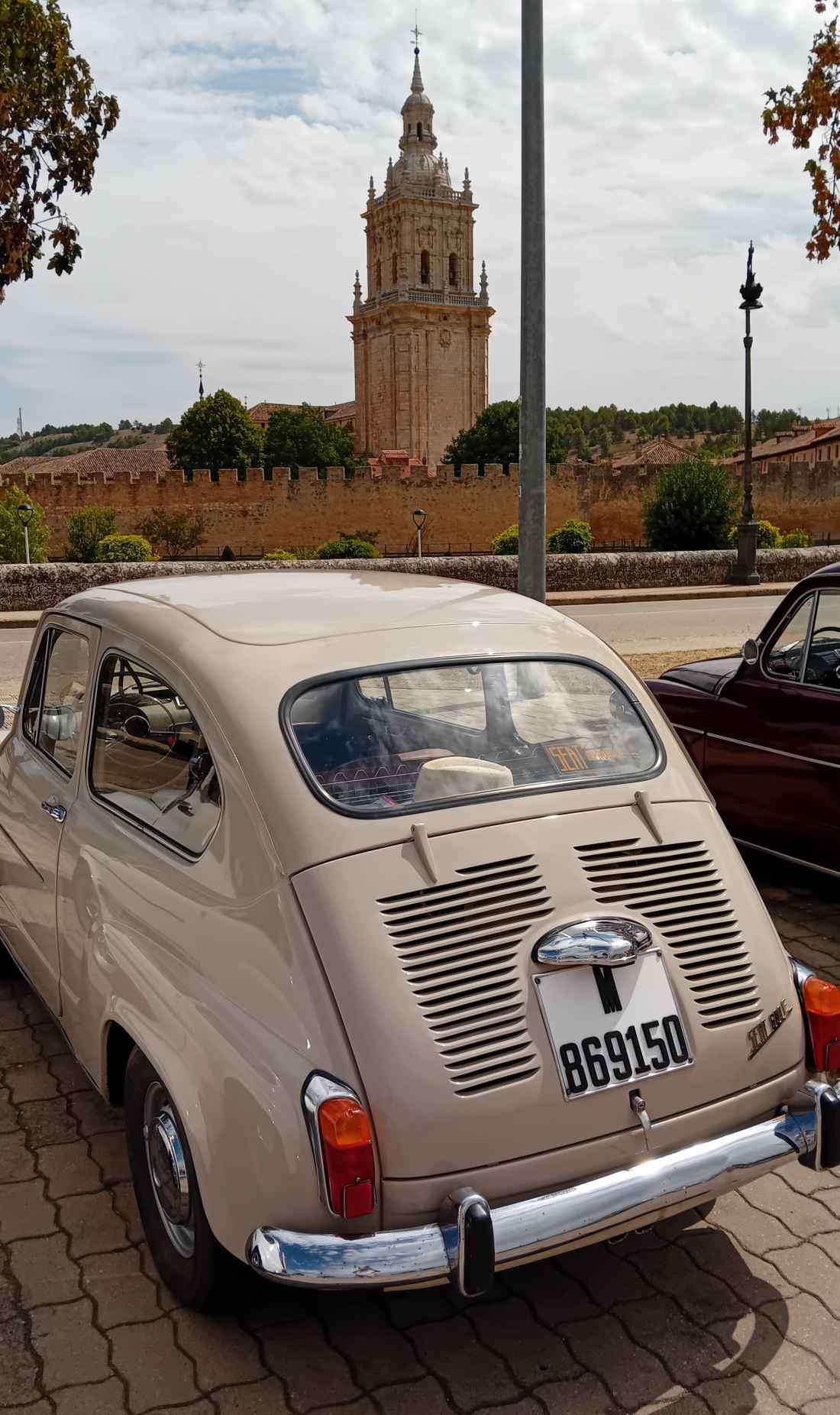 Los entrañables Seat 600 recorren castillos y pinares sorianos 