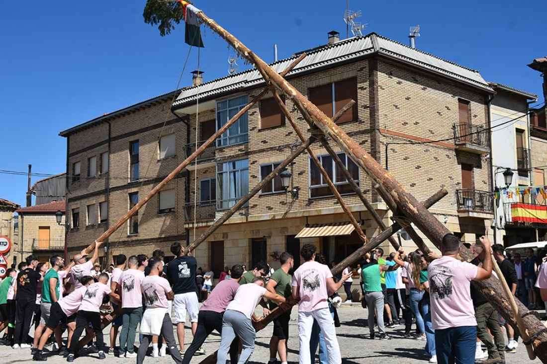 Duruelo de la Sierra pinga el Mayo en inicio de sus fiestas patronales