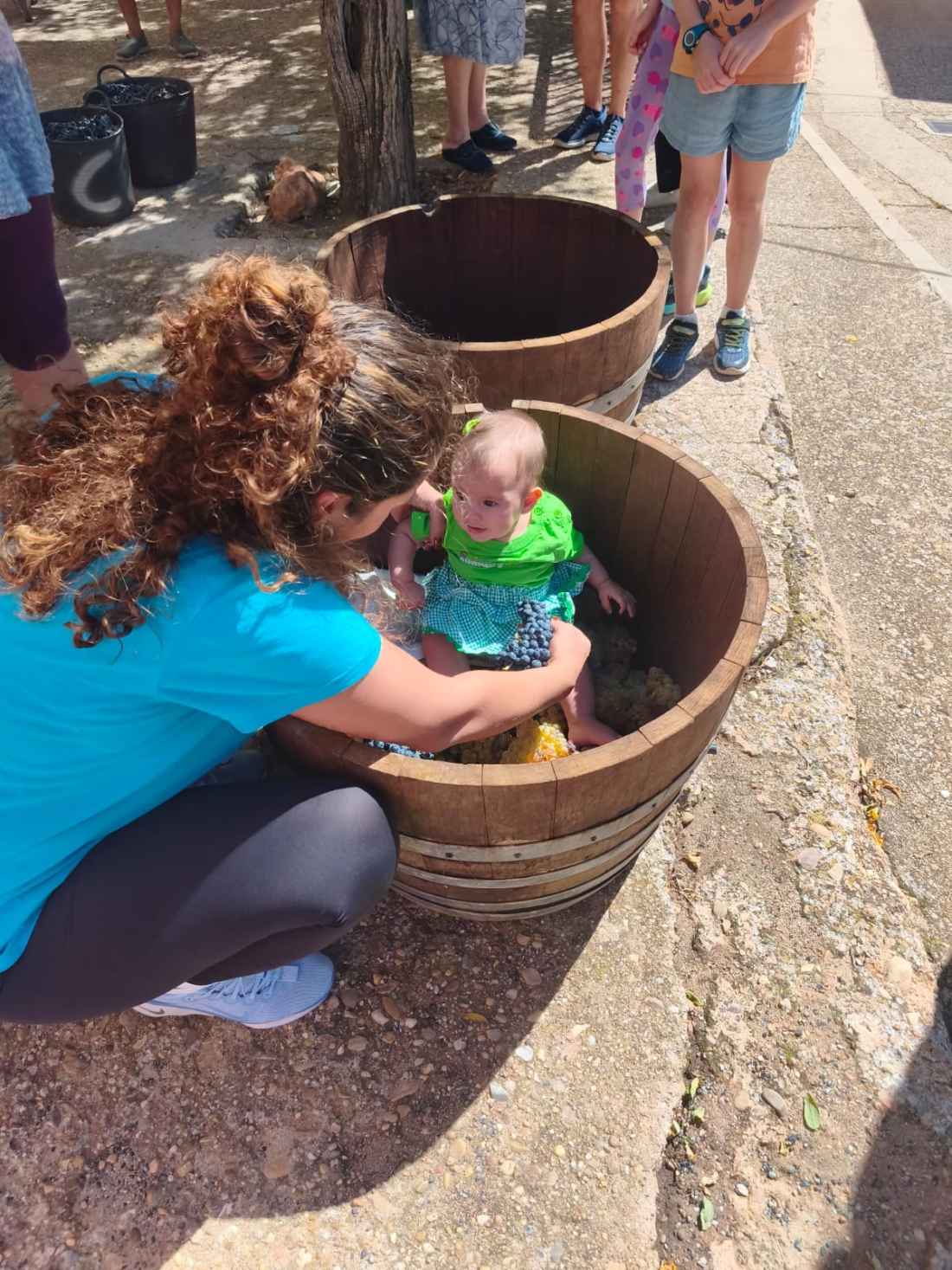 Pisada de uva para niños en Quintanilla de Tres Barrios
