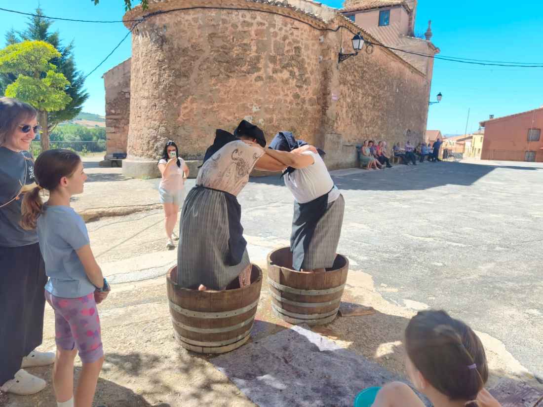 Pisada de uva para niños en Quintanilla de Tres Barrios