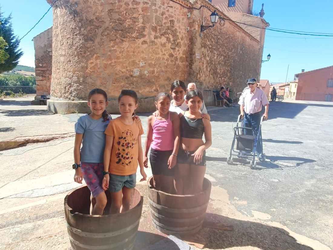 Pisada de uva para niños en Quintanilla de Tres Barrios