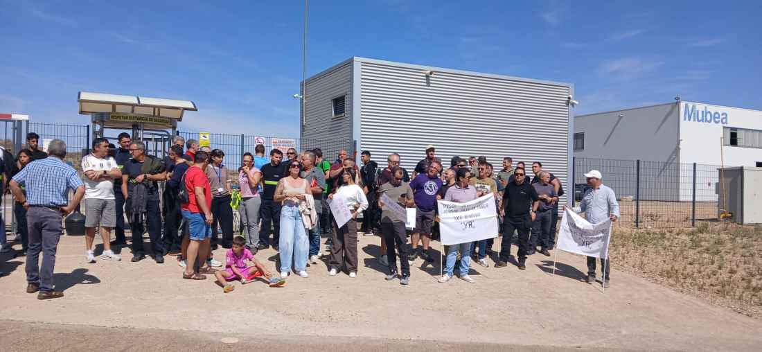 Un centenar de trabajadores exigen a las puertas de Mubea negociar un Pacto de Empresa