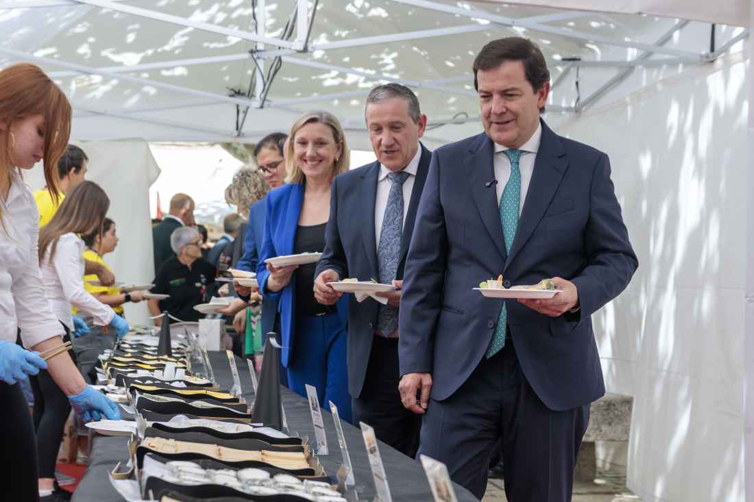 Mañueco destaca récord de exportaciones de la industria láctea de Castilla y León