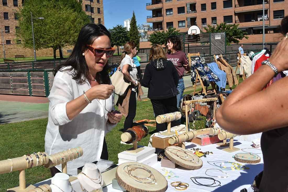 Mercadillo vecinal en fiestas del barrio de Los Royales, en Soria