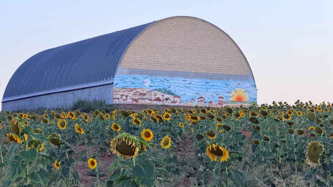 El museo al aire libre de Almarail crece con nuevo mural de Paco Las Heras