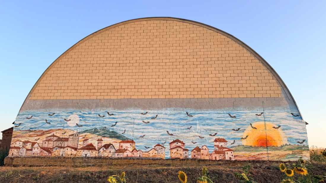 El museo al aire libre de Almarail crece con nuevo mural de Paco Las Heras