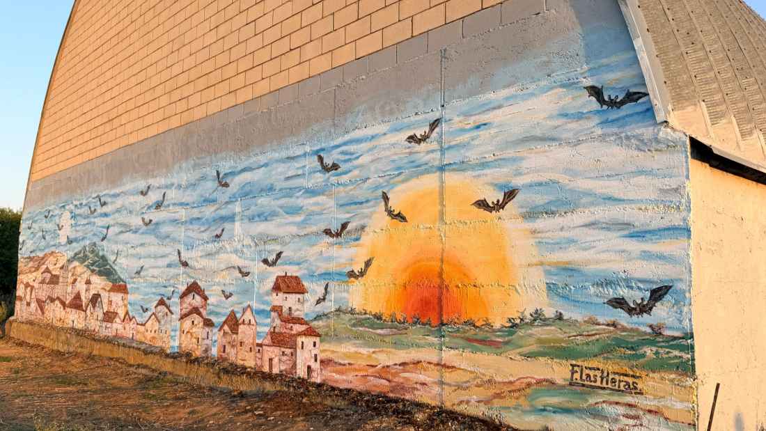 El museo al aire libre de Almarail crece con nuevo mural de Paco Las Heras