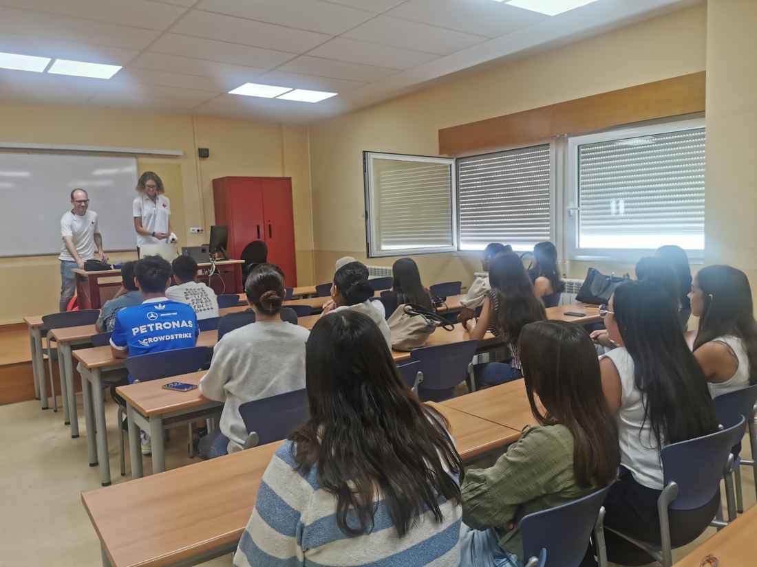Charla a estudiantes de Empresariales sobre voluntariado de Cruz Roja en Soria