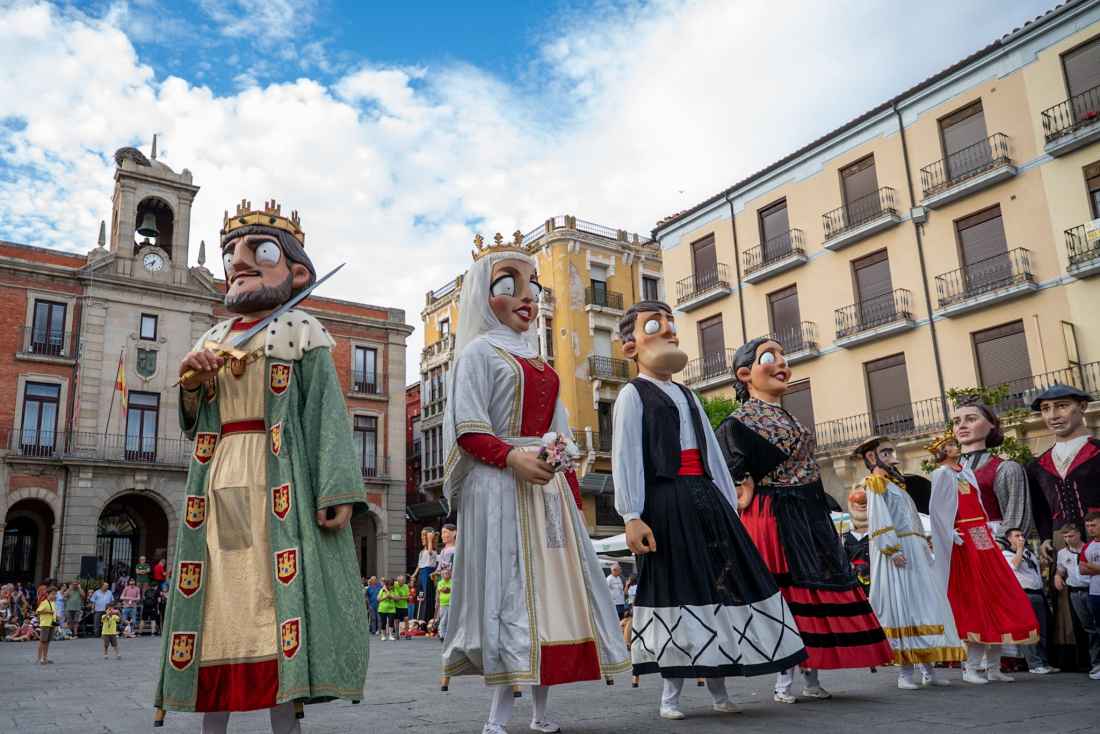La Comparsa de Gigantes y Cabezudos de Soria lleva el folclore soriano a Zamora