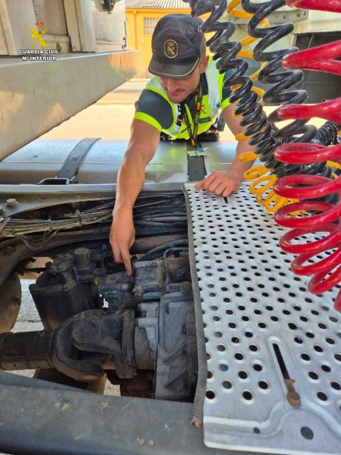 Investigado camionero por manipular tacógrafo con imán para falsear registros 