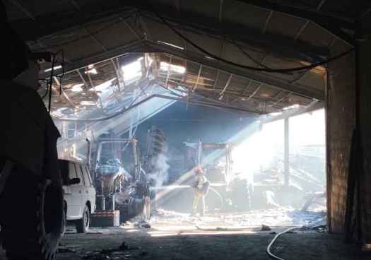 Bomberos de Diputación sofocan incendio en nave agrícola en Alcubilla del Marqués