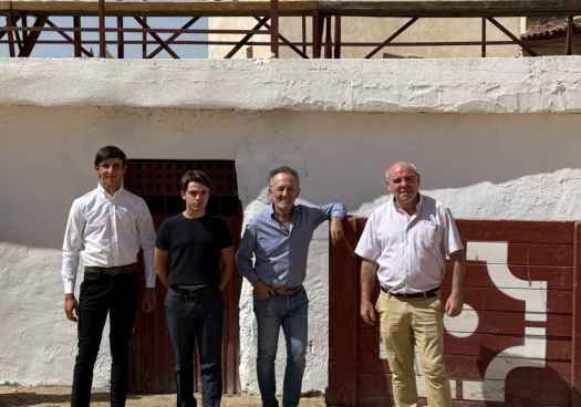 Deza presenta el cartel para su novillada en renovada plaza de toros