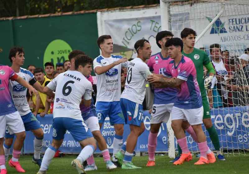 Las peñas de fiestas arropan a S.D. Almazán en su primera victoria