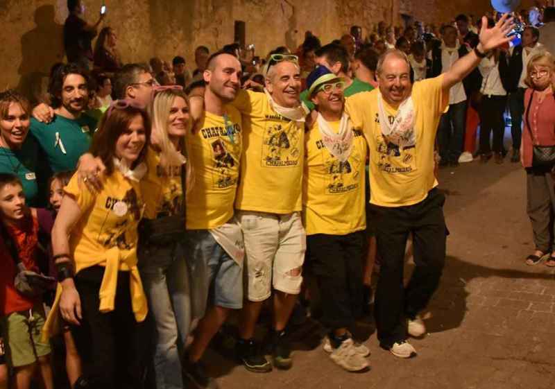 Las peñas animan la Bajada del Rivero en las fiestas de San Esteban