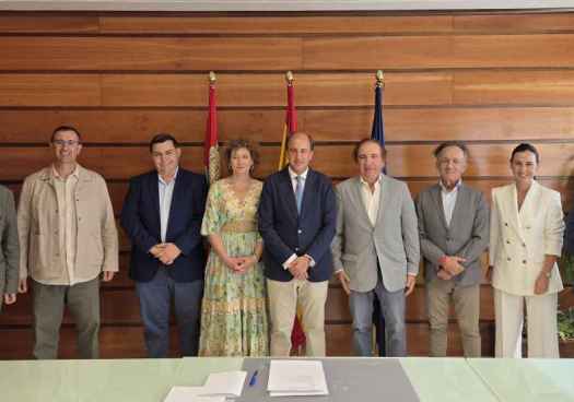 Pino resalta que Castilla y León defenderá toro bravo por formar parte de su patrimonio