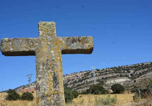 Fuentetoba,  al pie del Pico Frentes