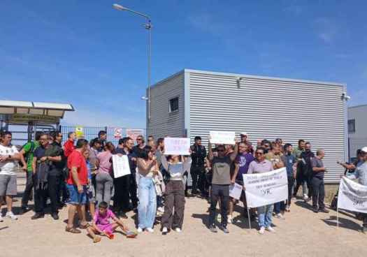 Un centenar de trabajadores exigen a las puertas de Mubea negociar un Pacto de Empresa
